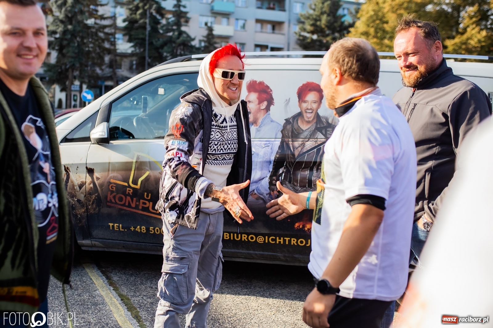 Zdjęcie w galerii na portalu naszraciborz.pl: Tony ubrań a na finał Michał Wiśniewski, czyli szafowanie w Raciborzu wiadomości z regionu