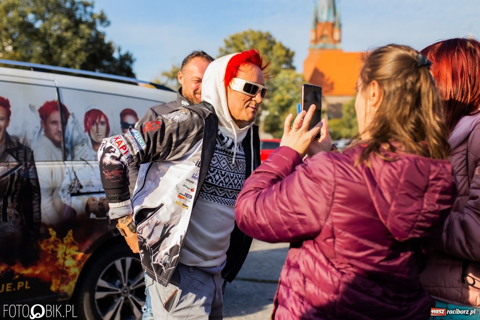 Zdjęcie w galerii na portalu naszraciborz.pl: Tony ubrań a na finał Michał Wiśniewski, czyli szafowanie w Raciborzu wiadomości z regionu