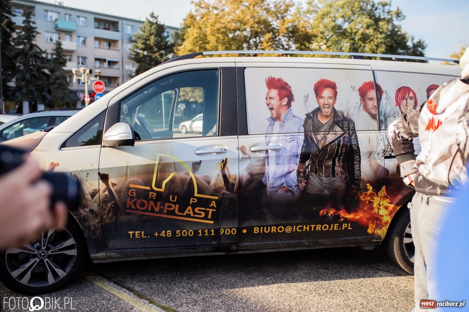 Zdjęcie w galerii na portalu naszraciborz.pl: Tony ubrań a na finał Michał Wiśniewski, czyli szafowanie w Raciborzu wiadomości z regionu