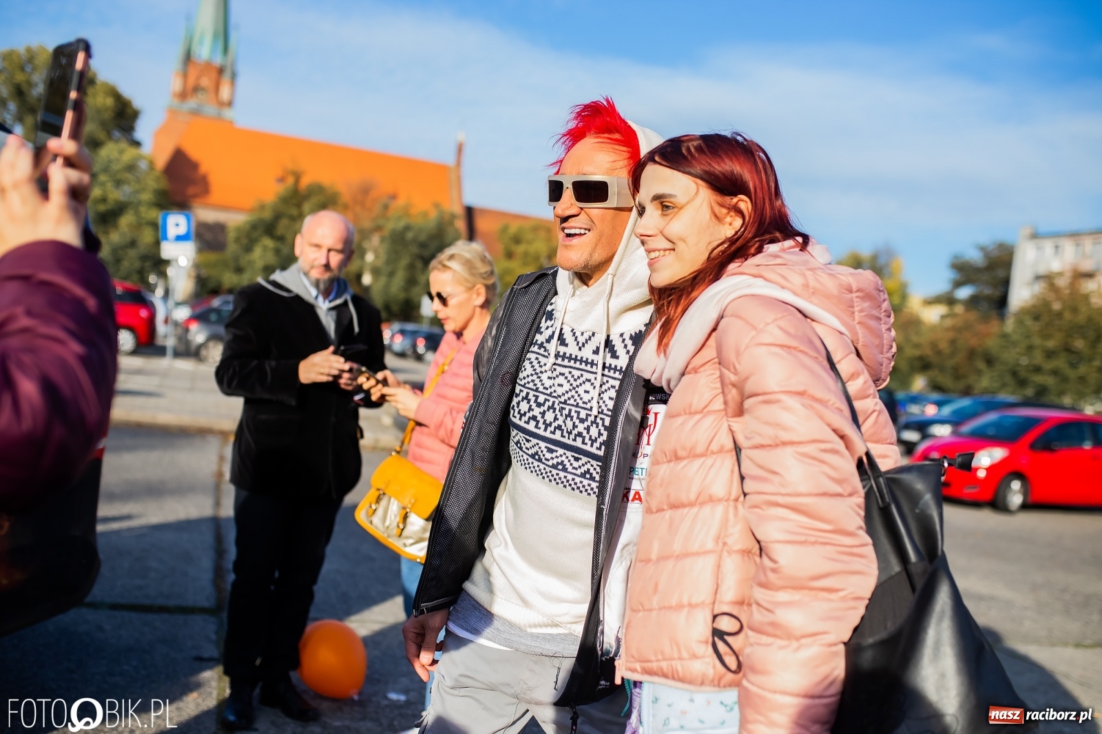 Zdjęcie w galerii na portalu naszraciborz.pl: Tony ubrań a na finał Michał Wiśniewski, czyli szafowanie w Raciborzu wiadomości z regionu
