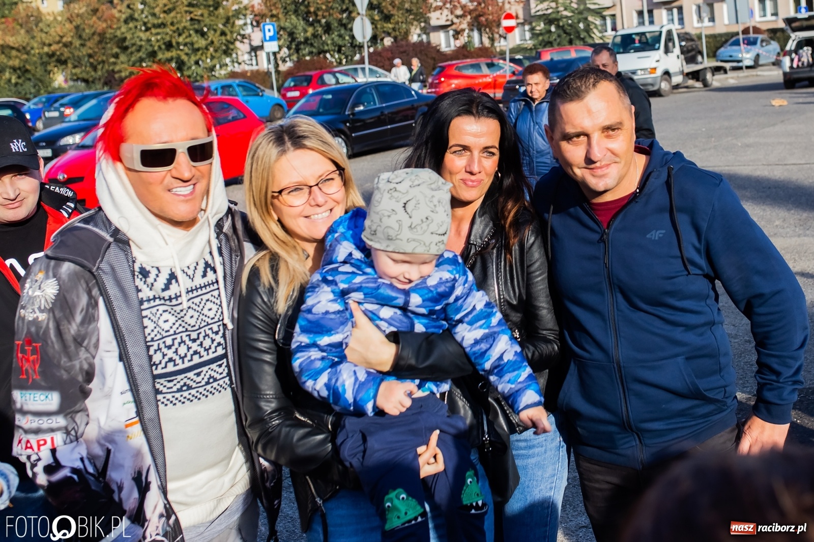 Zdjęcie w galerii na portalu naszraciborz.pl: Tony ubrań a na finał Michał Wiśniewski, czyli szafowanie w Raciborzu wiadomości z regionu