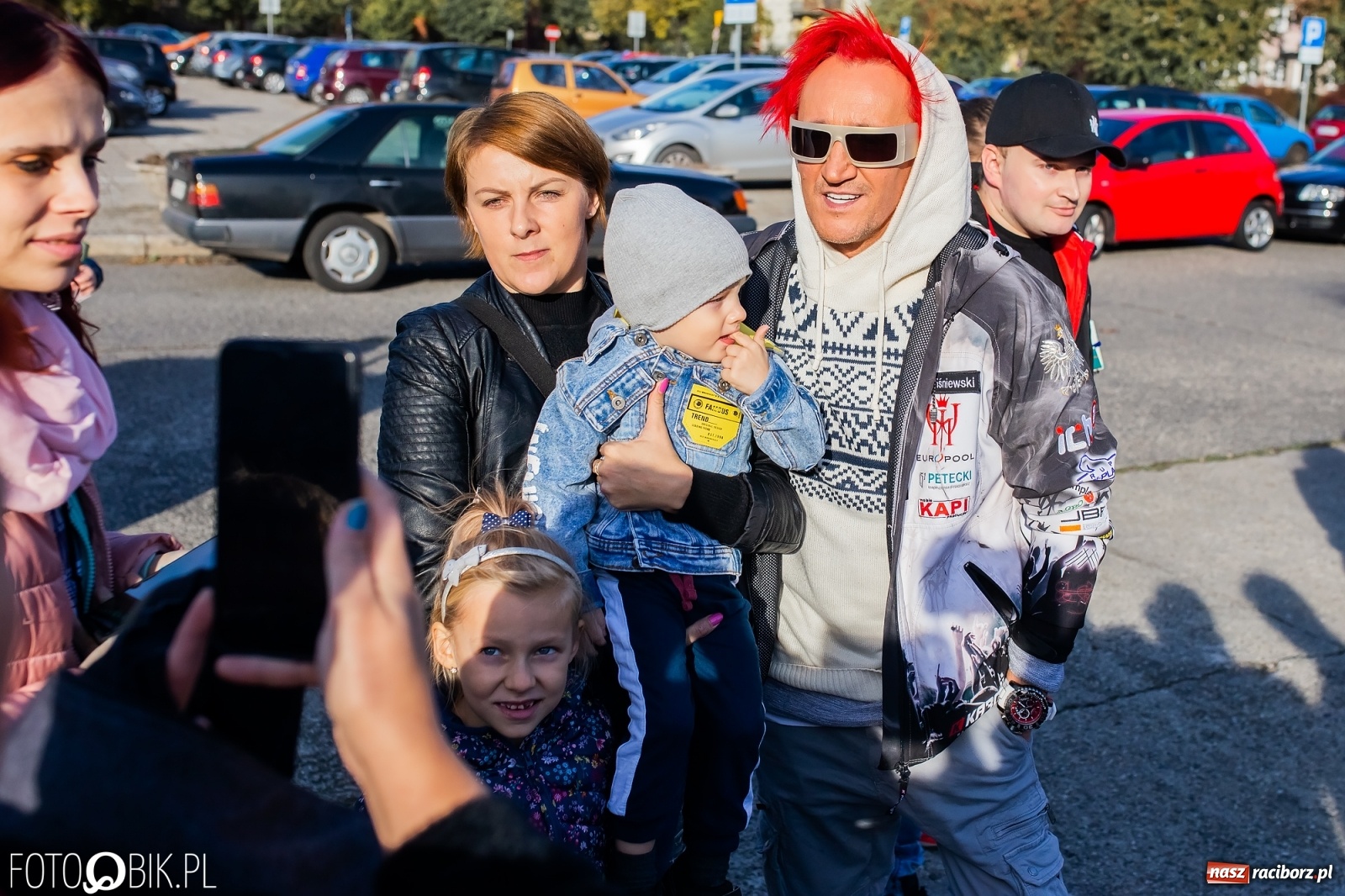 Zdjęcie w galerii na portalu naszraciborz.pl: Tony ubrań a na finał Michał Wiśniewski, czyli szafowanie w Raciborzu wiadomości z regionu