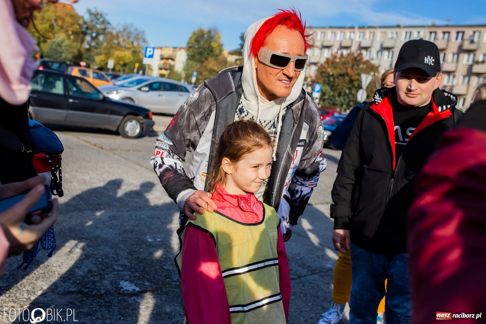Zdjęcie w galerii na portalu naszraciborz.pl: Tony ubrań a na finał Michał Wiśniewski, czyli szafowanie w Raciborzu wiadomości z regionu