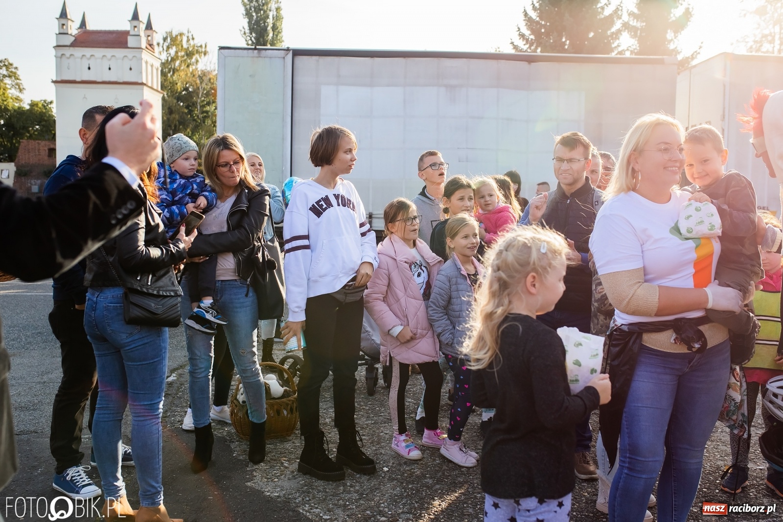 Zdjęcie w galerii na portalu naszraciborz.pl: Tony ubrań a na finał Michał Wiśniewski, czyli szafowanie w Raciborzu wiadomości z regionu