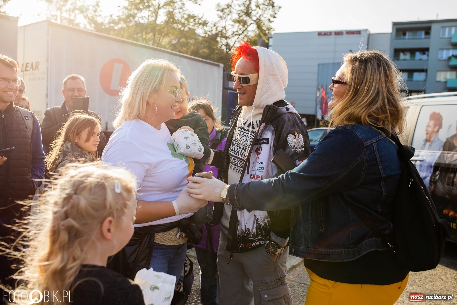 Zdjęcie w galerii na portalu naszraciborz.pl: Tony ubrań a na finał Michał Wiśniewski, czyli szafowanie w Raciborzu wiadomości z regionu
