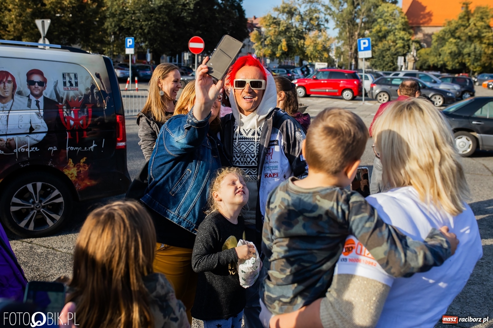 Zdjęcie w galerii na portalu naszraciborz.pl: Tony ubrań a na finał Michał Wiśniewski, czyli szafowanie w Raciborzu wiadomości z regionu