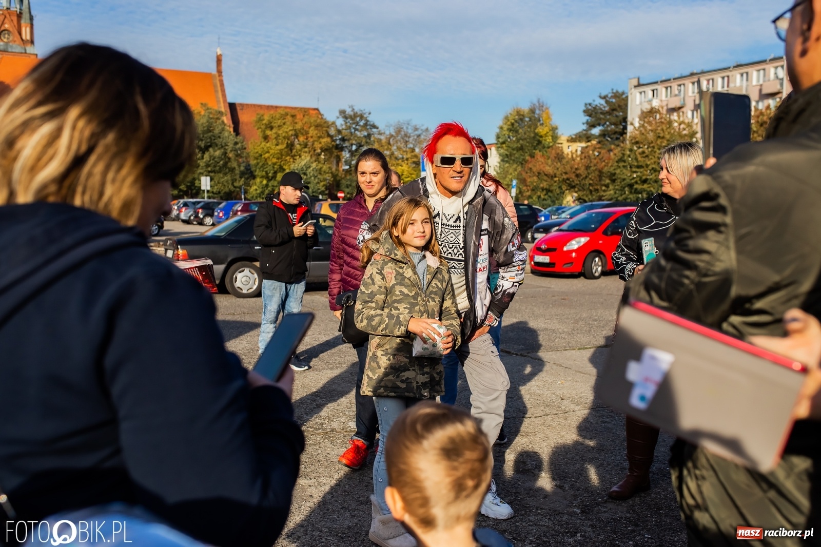 Zdjęcie w galerii na portalu naszraciborz.pl: Tony ubrań a na finał Michał Wiśniewski, czyli szafowanie w Raciborzu wiadomości z regionu