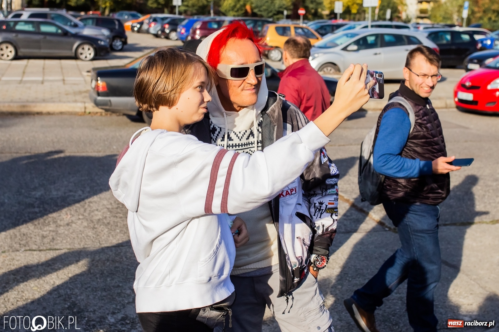 Zdjęcie w galerii na portalu naszraciborz.pl: Tony ubrań a na finał Michał Wiśniewski, czyli szafowanie w Raciborzu wiadomości z regionu
