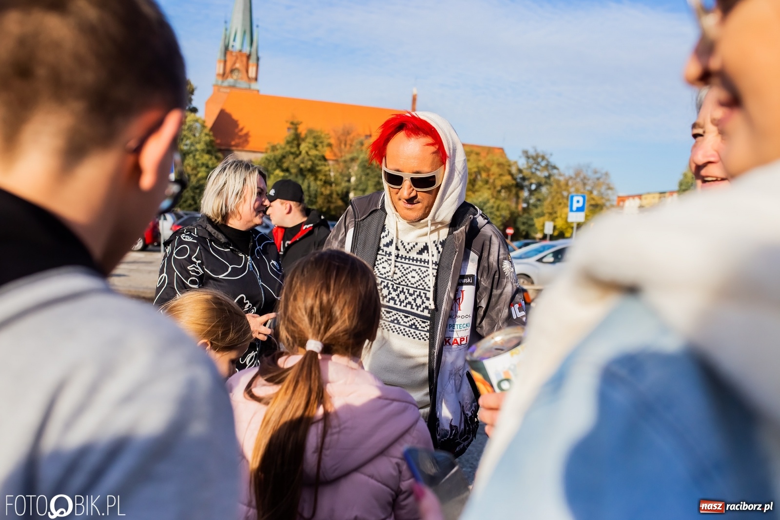 Zdjęcie w galerii na portalu naszraciborz.pl: Tony ubrań a na finał Michał Wiśniewski, czyli szafowanie w Raciborzu wiadomości z regionu