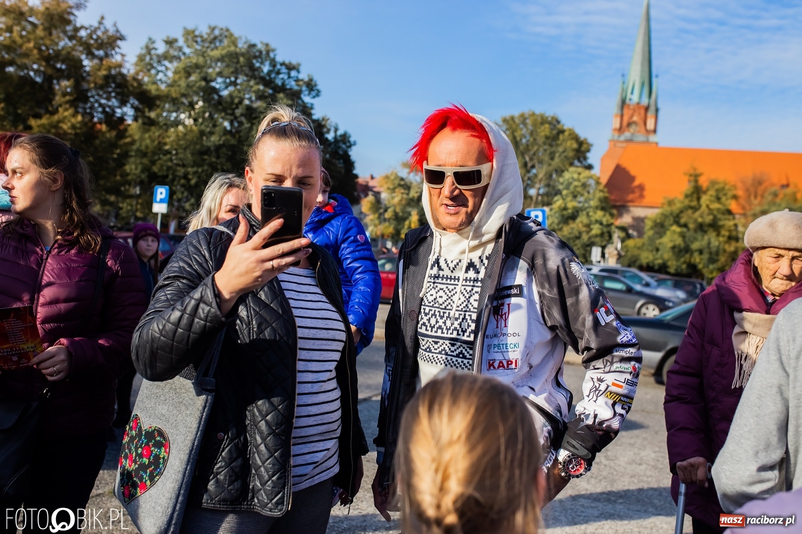 Zdjęcie w galerii na portalu naszraciborz.pl: Tony ubrań a na finał Michał Wiśniewski, czyli szafowanie w Raciborzu wiadomości z regionu