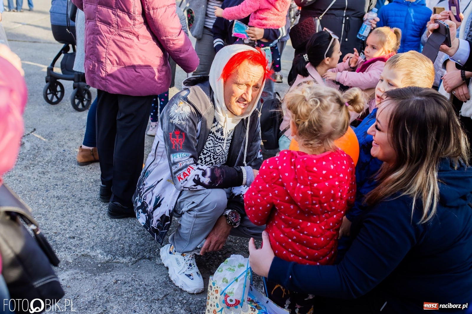 Zdjęcie w galerii na portalu naszraciborz.pl: Tony ubrań a na finał Michał Wiśniewski, czyli szafowanie w Raciborzu wiadomości z regionu
