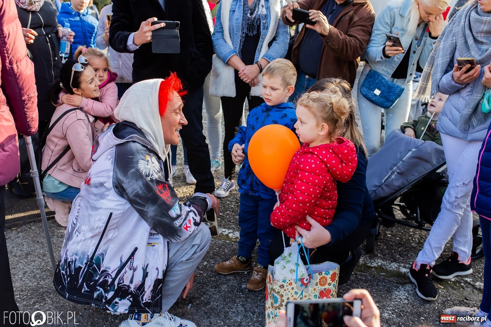 Zdjęcie w galerii na portalu naszraciborz.pl: Tony ubrań a na finał Michał Wiśniewski, czyli szafowanie w Raciborzu wiadomości z regionu