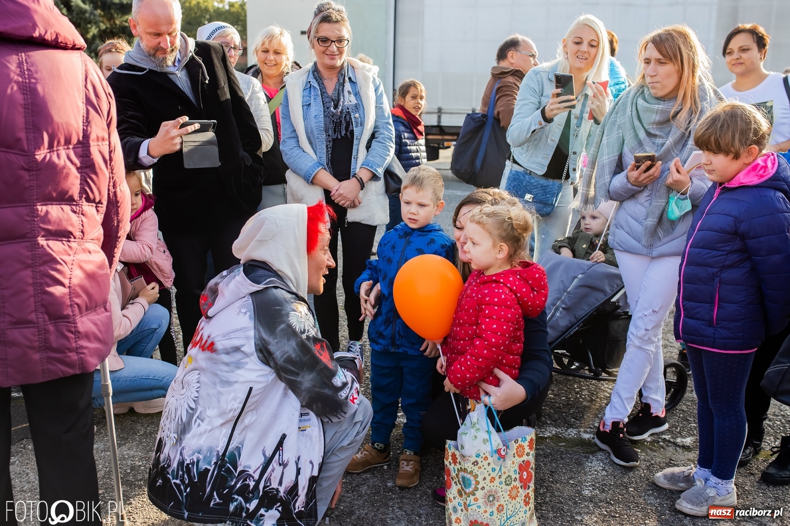 Zdjęcie w galerii na portalu naszraciborz.pl: Tony ubrań a na finał Michał Wiśniewski, czyli szafowanie w Raciborzu wiadomości z regionu