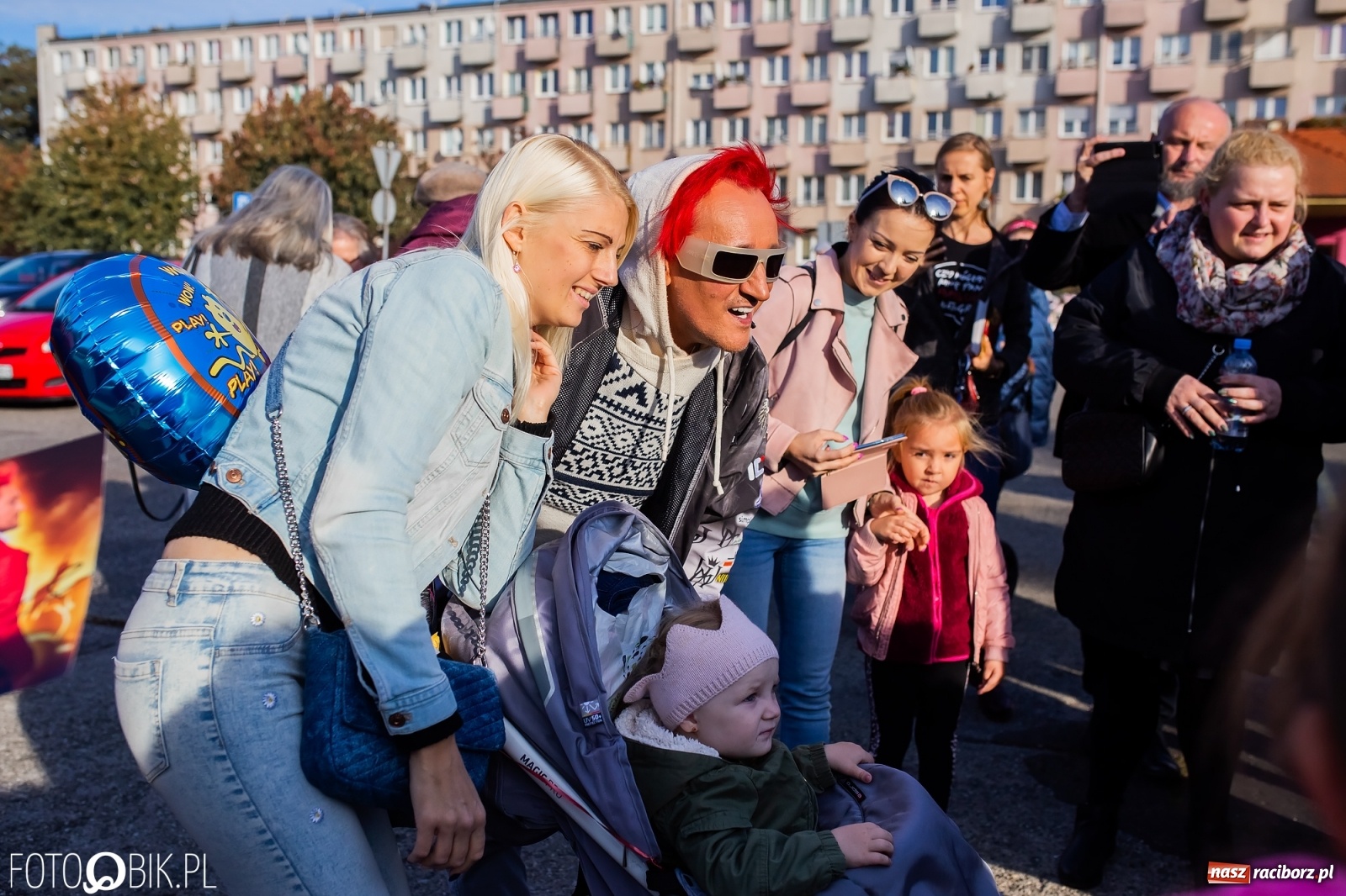 Zdjęcie w galerii na portalu naszraciborz.pl: Tony ubrań a na finał Michał Wiśniewski, czyli szafowanie w Raciborzu wiadomości z regionu