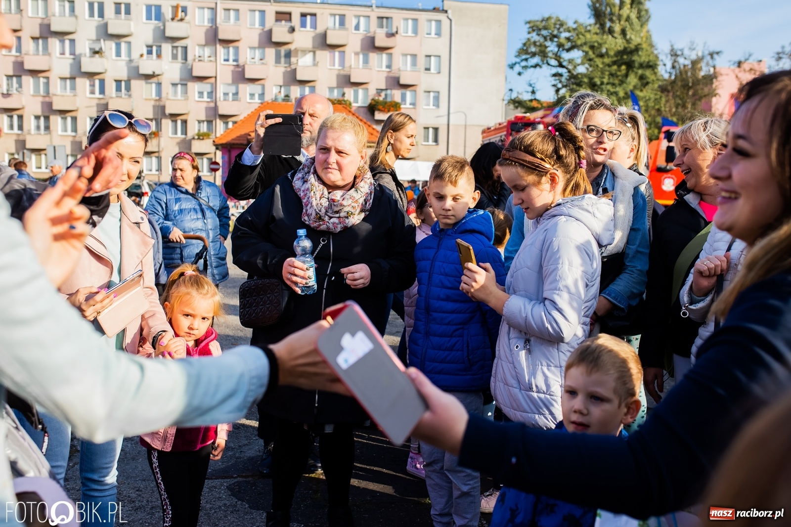 Zdjęcie w galerii na portalu naszraciborz.pl: Tony ubrań a na finał Michał Wiśniewski, czyli szafowanie w Raciborzu wiadomości z regionu