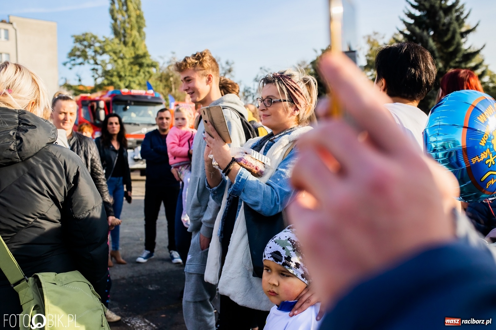 Zdjęcie w galerii na portalu naszraciborz.pl: Tony ubrań a na finał Michał Wiśniewski, czyli szafowanie w Raciborzu wiadomości z regionu