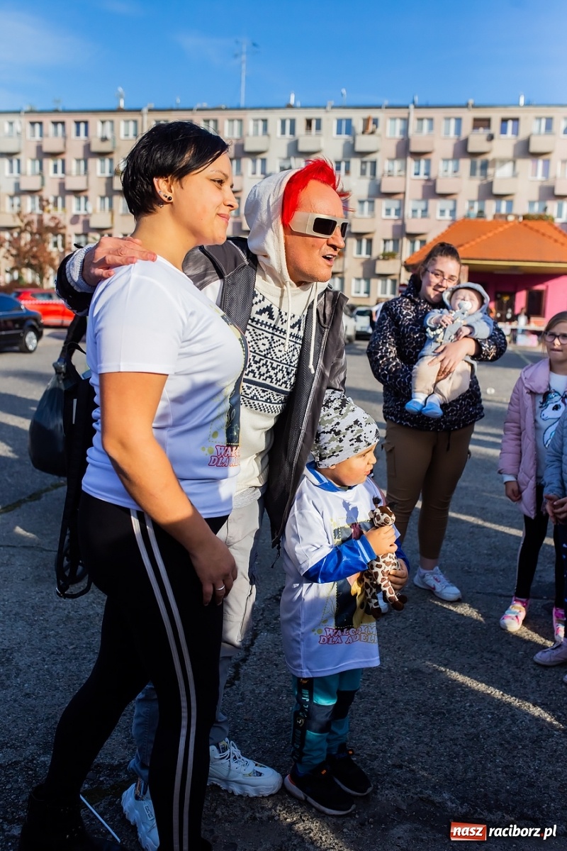 Zdjęcie w galerii na portalu naszraciborz.pl: Tony ubrań a na finał Michał Wiśniewski, czyli szafowanie w Raciborzu wiadomości z regionu