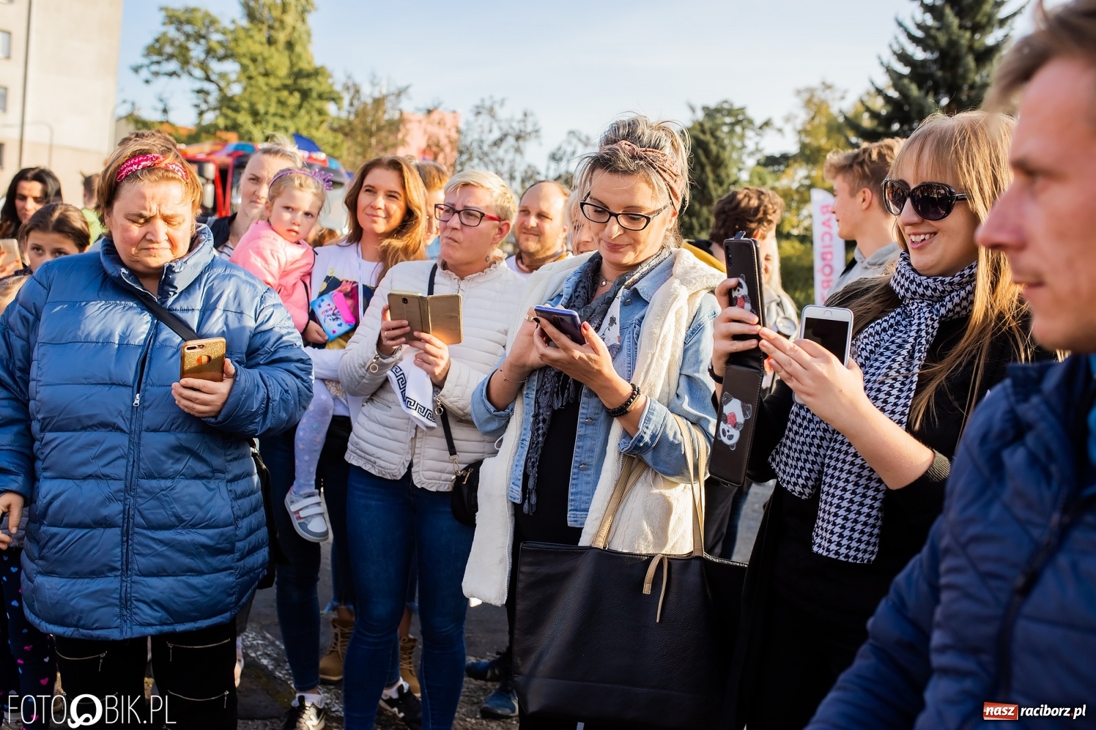 Zdjęcie w galerii na portalu naszraciborz.pl: Tony ubrań a na finał Michał Wiśniewski, czyli szafowanie w Raciborzu wiadomości z regionu