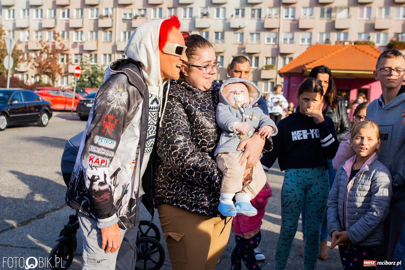 Zdjęcie w galerii na portalu naszraciborz.pl: Tony ubrań a na finał Michał Wiśniewski, czyli szafowanie w Raciborzu wiadomości z regionu