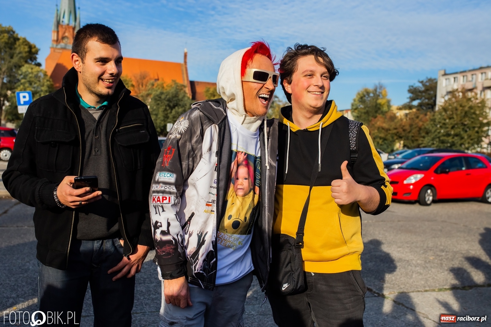 Zdjęcie w galerii na portalu naszraciborz.pl: Tony ubrań a na finał Michał Wiśniewski, czyli szafowanie w Raciborzu wiadomości z regionu