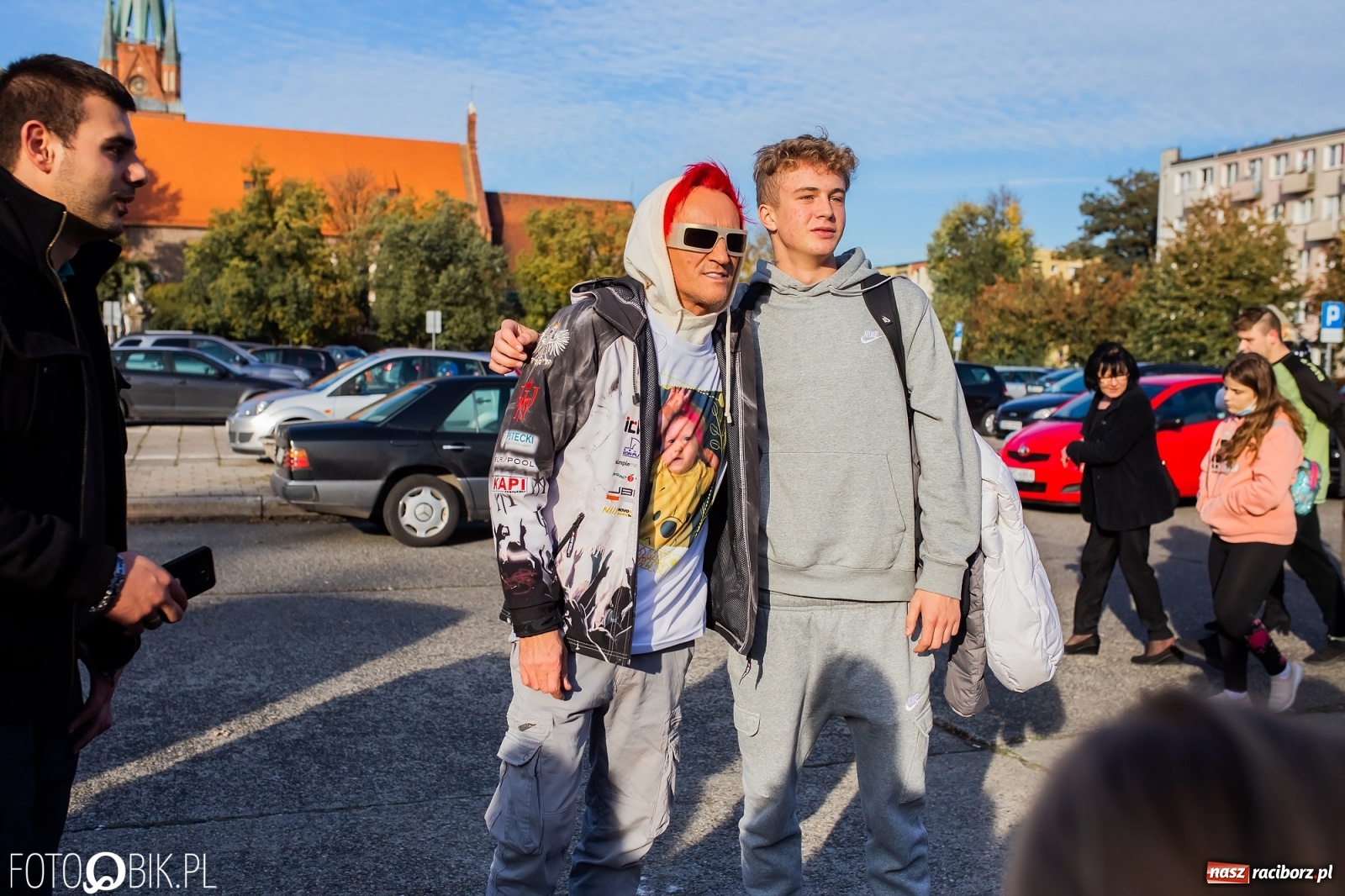 Zdjęcie w galerii na portalu naszraciborz.pl: Tony ubrań a na finał Michał Wiśniewski, czyli szafowanie w Raciborzu wiadomości z regionu