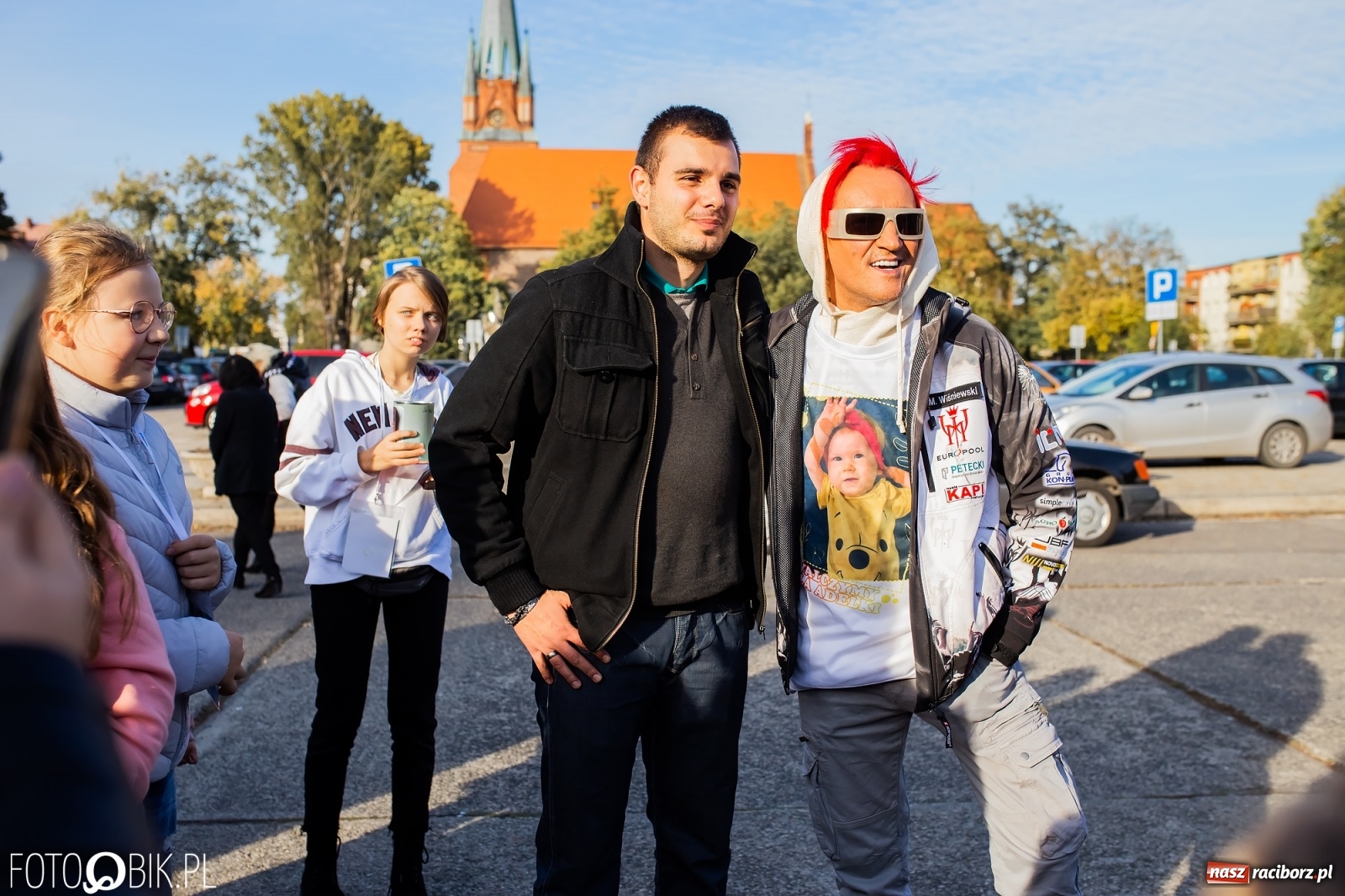 Zdjęcie w galerii na portalu naszraciborz.pl: Tony ubrań a na finał Michał Wiśniewski, czyli szafowanie w Raciborzu wiadomości z regionu