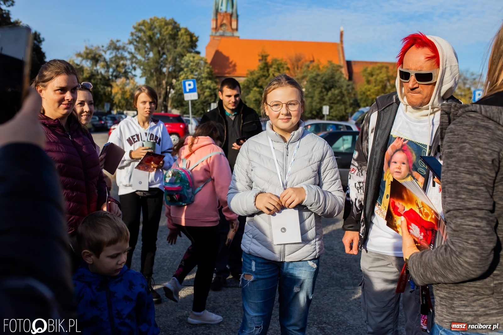 Zdjęcie w galerii na portalu naszraciborz.pl: Tony ubrań a na finał Michał Wiśniewski, czyli szafowanie w Raciborzu wiadomości z regionu