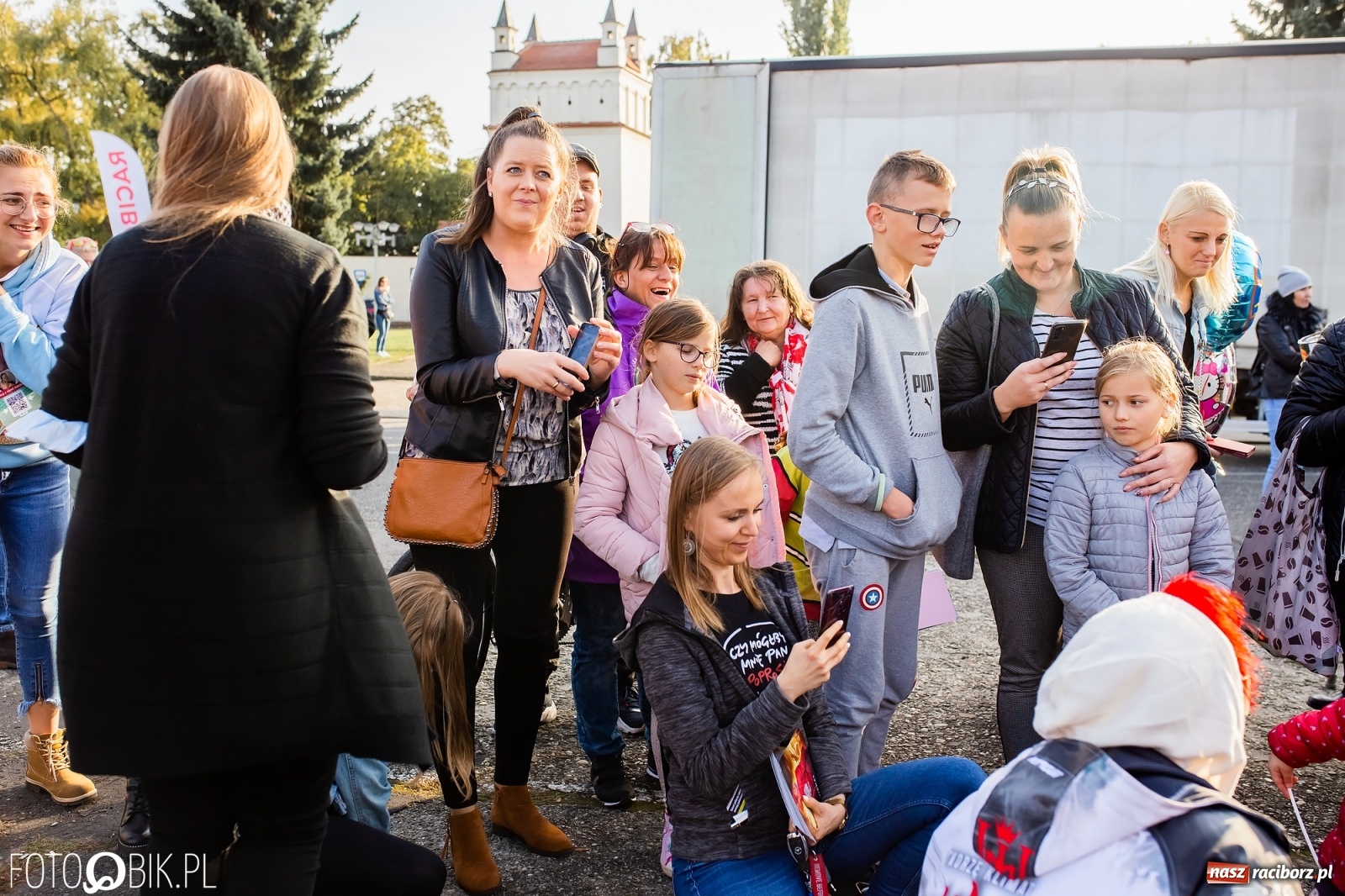 Zdjęcie w galerii na portalu naszraciborz.pl: Tony ubrań a na finał Michał Wiśniewski, czyli szafowanie w Raciborzu wiadomości z regionu
