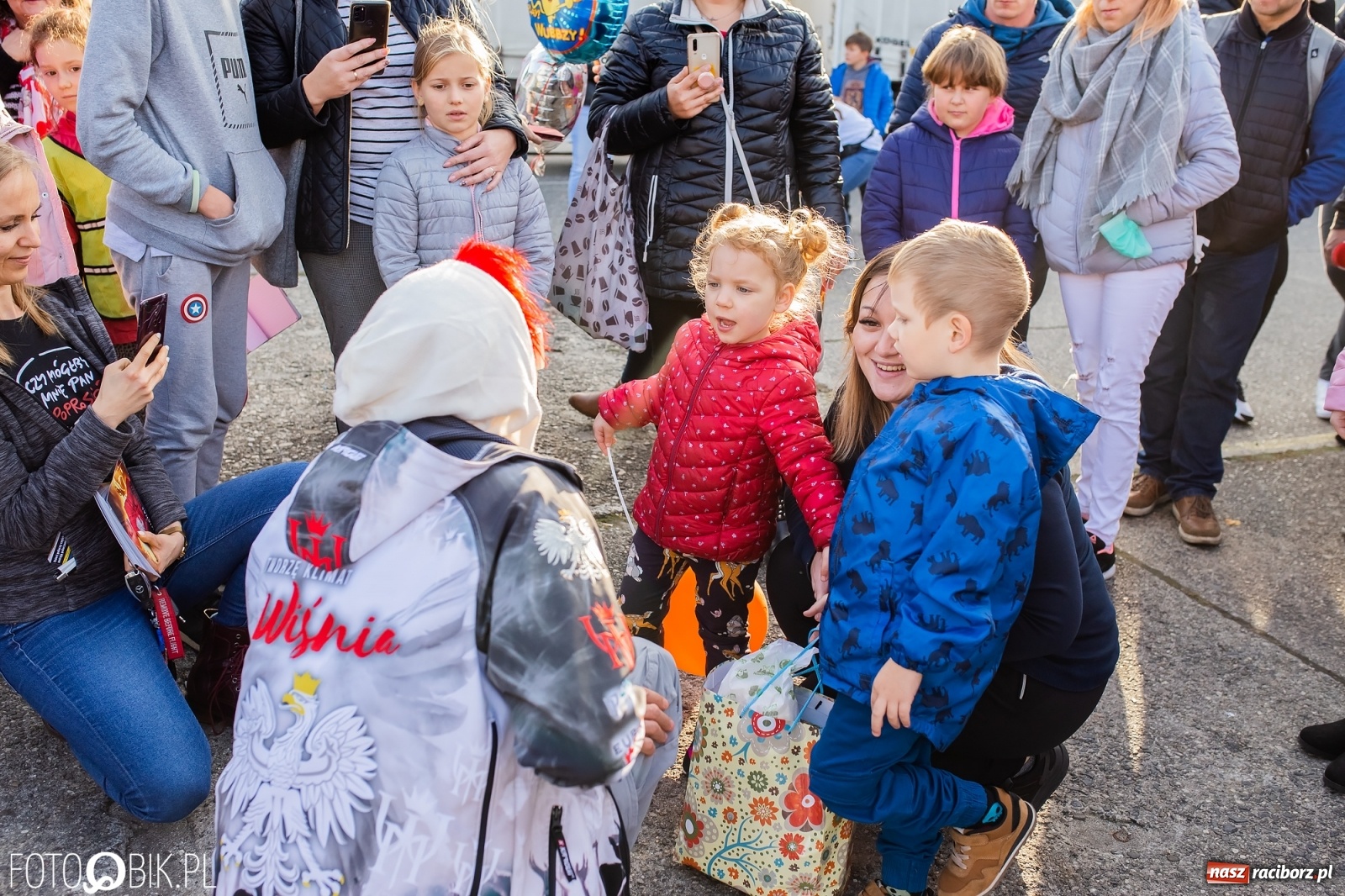 Zdjęcie w galerii na portalu naszraciborz.pl: Tony ubrań a na finał Michał Wiśniewski, czyli szafowanie w Raciborzu wiadomości z regionu