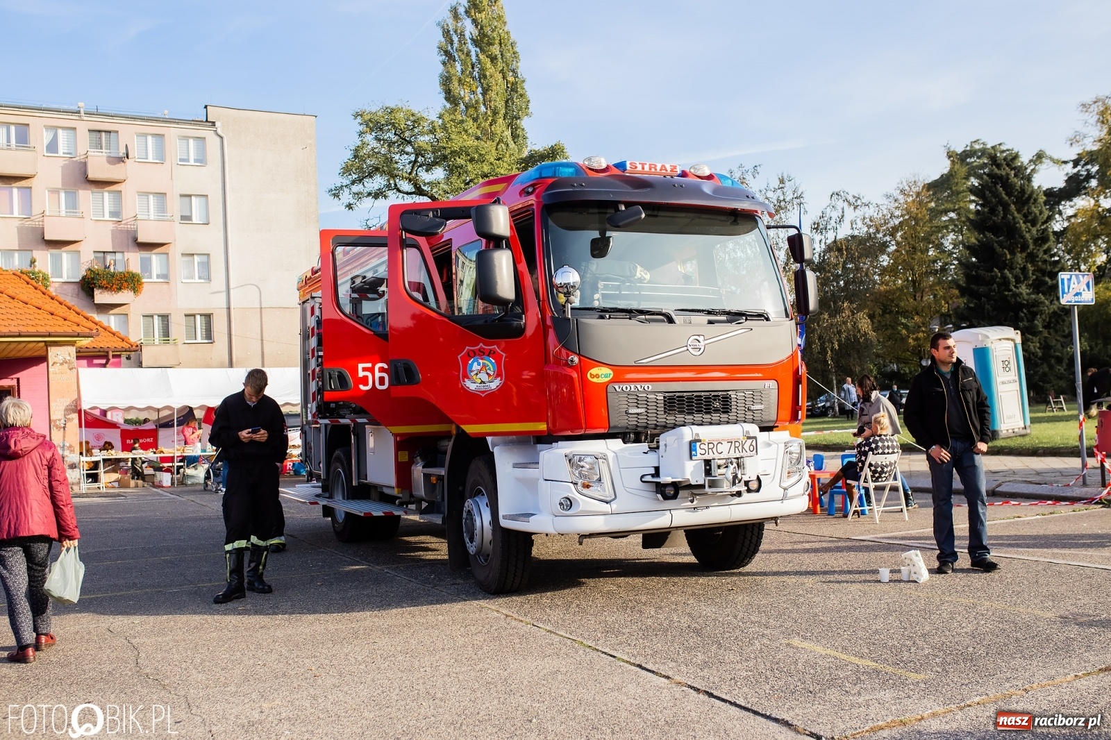 Zdjęcie w galerii na portalu naszraciborz.pl: Tony ubrań a na finał Michał Wiśniewski, czyli szafowanie w Raciborzu wiadomości z regionu