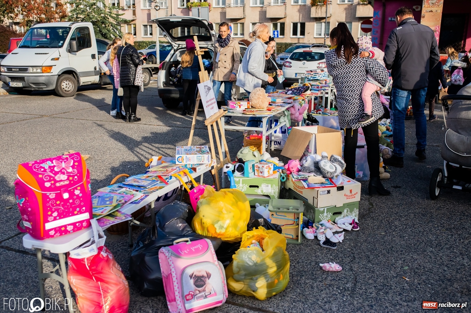 Zdjęcie w galerii na portalu naszraciborz.pl: Tony ubrań a na finał Michał Wiśniewski, czyli szafowanie w Raciborzu wiadomości z regionu