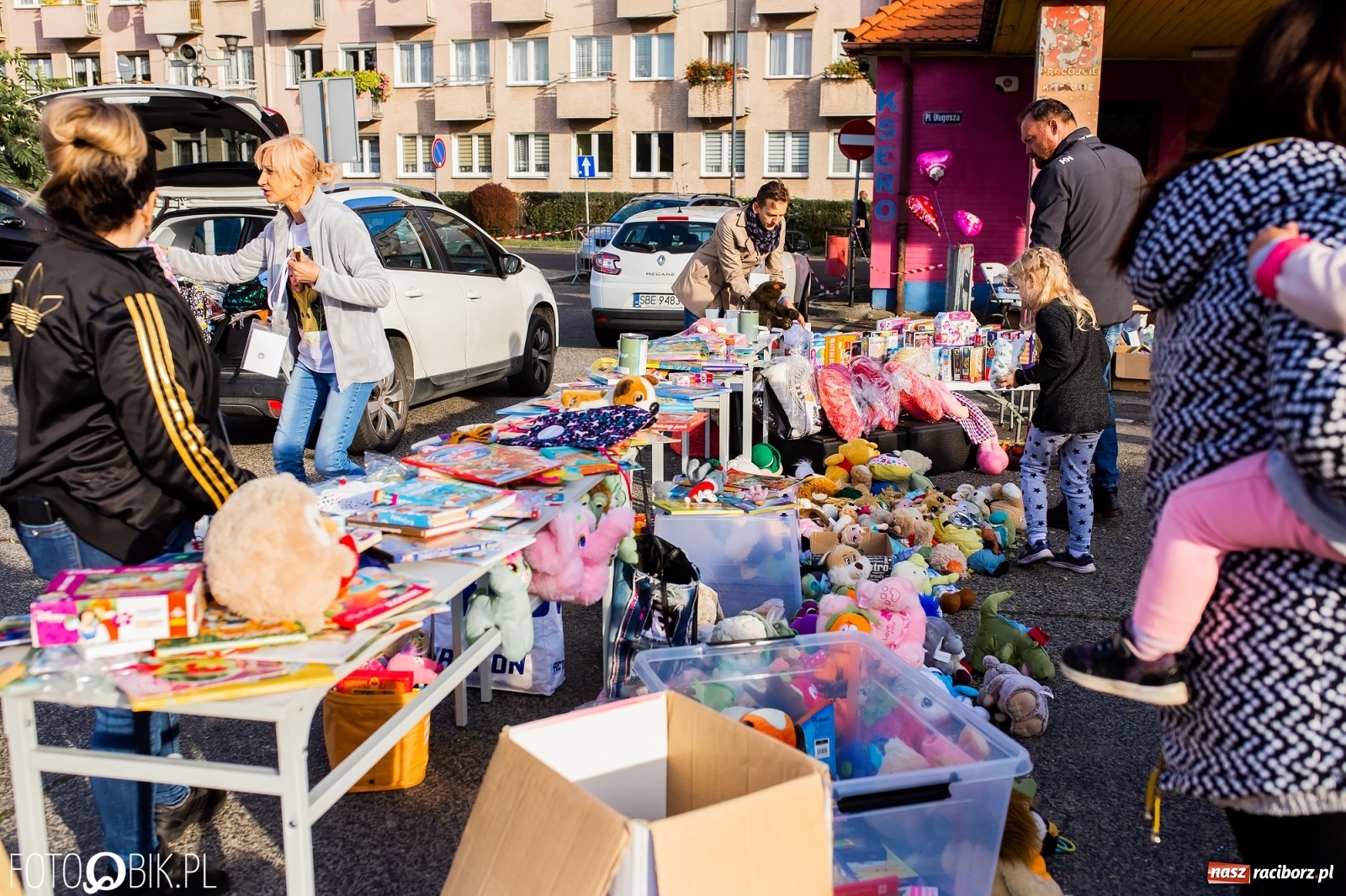 Zdjęcie w galerii na portalu naszraciborz.pl: Tony ubrań a na finał Michał Wiśniewski, czyli szafowanie w Raciborzu wiadomości z regionu