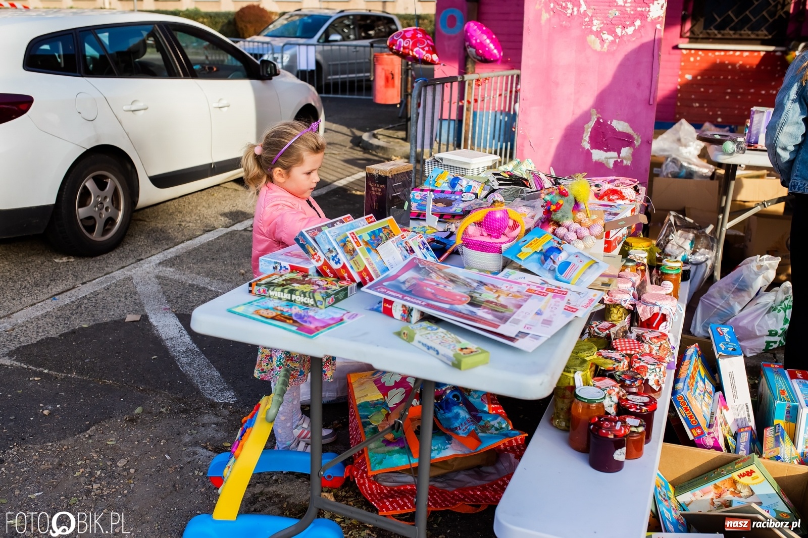 Zdjęcie w galerii na portalu naszraciborz.pl: Tony ubrań a na finał Michał Wiśniewski, czyli szafowanie w Raciborzu wiadomości z regionu
