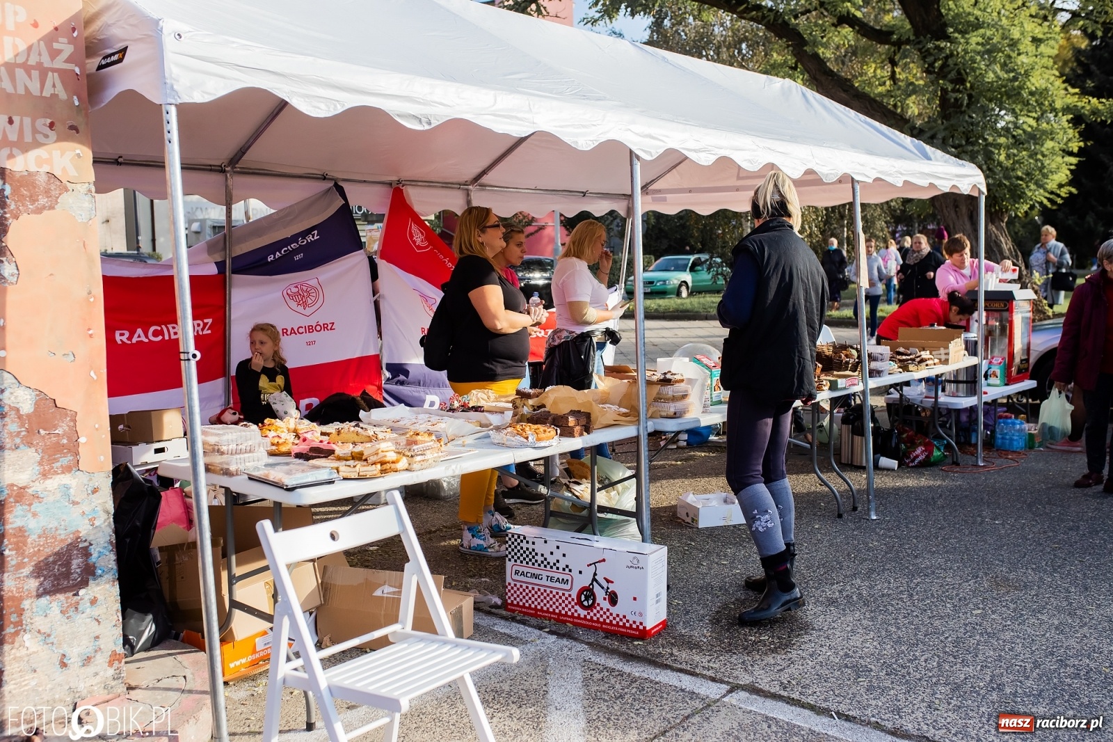 Zdjęcie w galerii na portalu naszraciborz.pl: Tony ubrań a na finał Michał Wiśniewski, czyli szafowanie w Raciborzu wiadomości z regionu