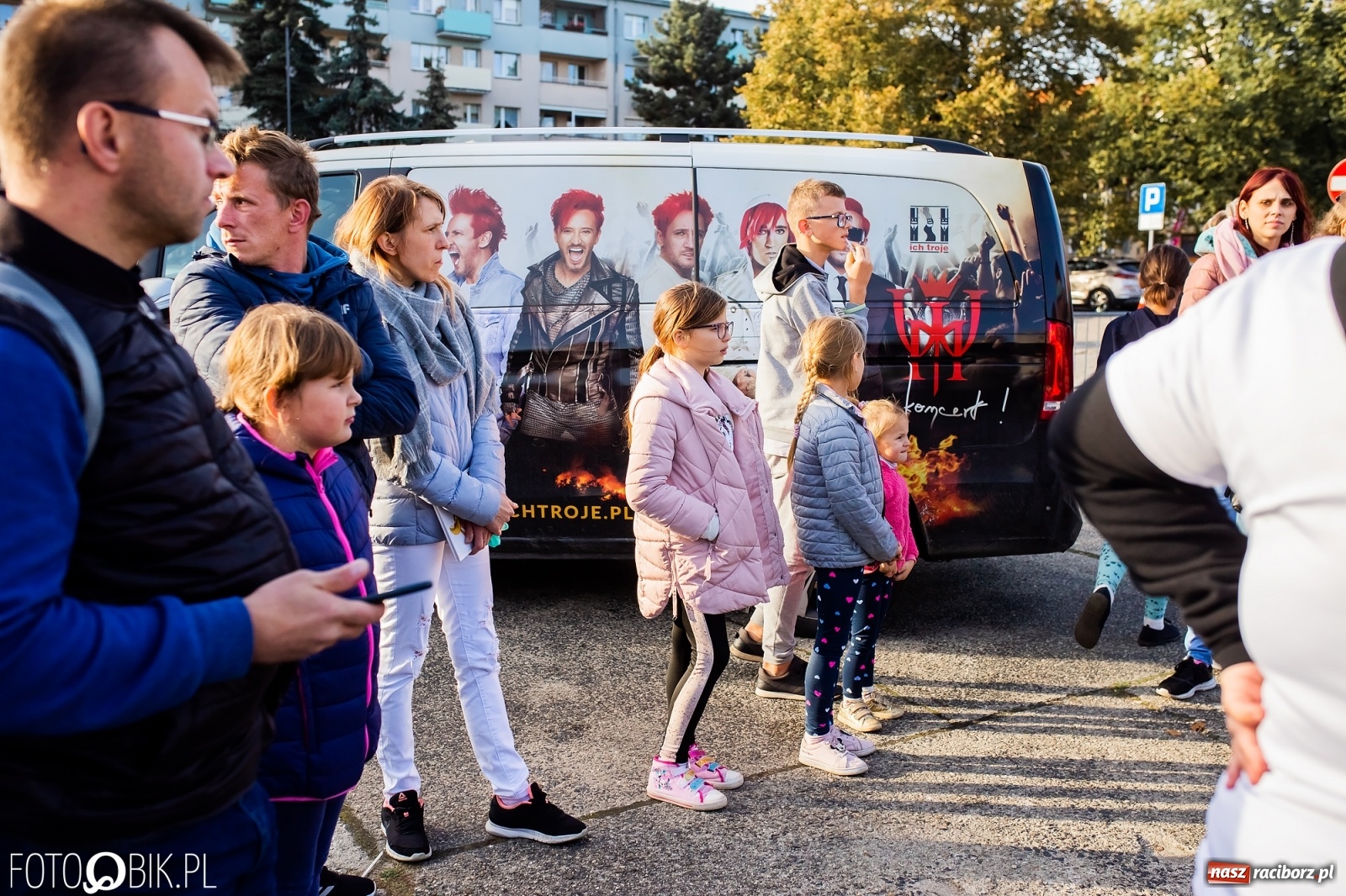 Zdjęcie w galerii na portalu naszraciborz.pl: Tony ubrań a na finał Michał Wiśniewski, czyli szafowanie w Raciborzu wiadomości z regionu