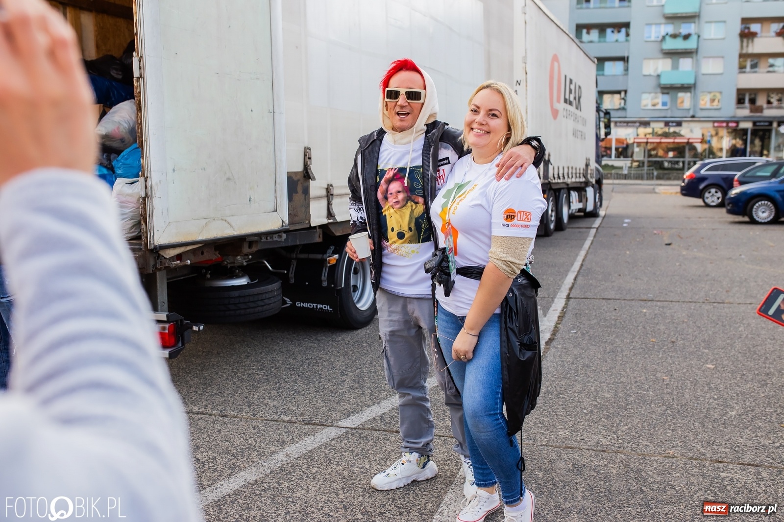 Zdjęcie w galerii na portalu naszraciborz.pl: Tony ubrań a na finał Michał Wiśniewski, czyli szafowanie w Raciborzu wiadomości z regionu