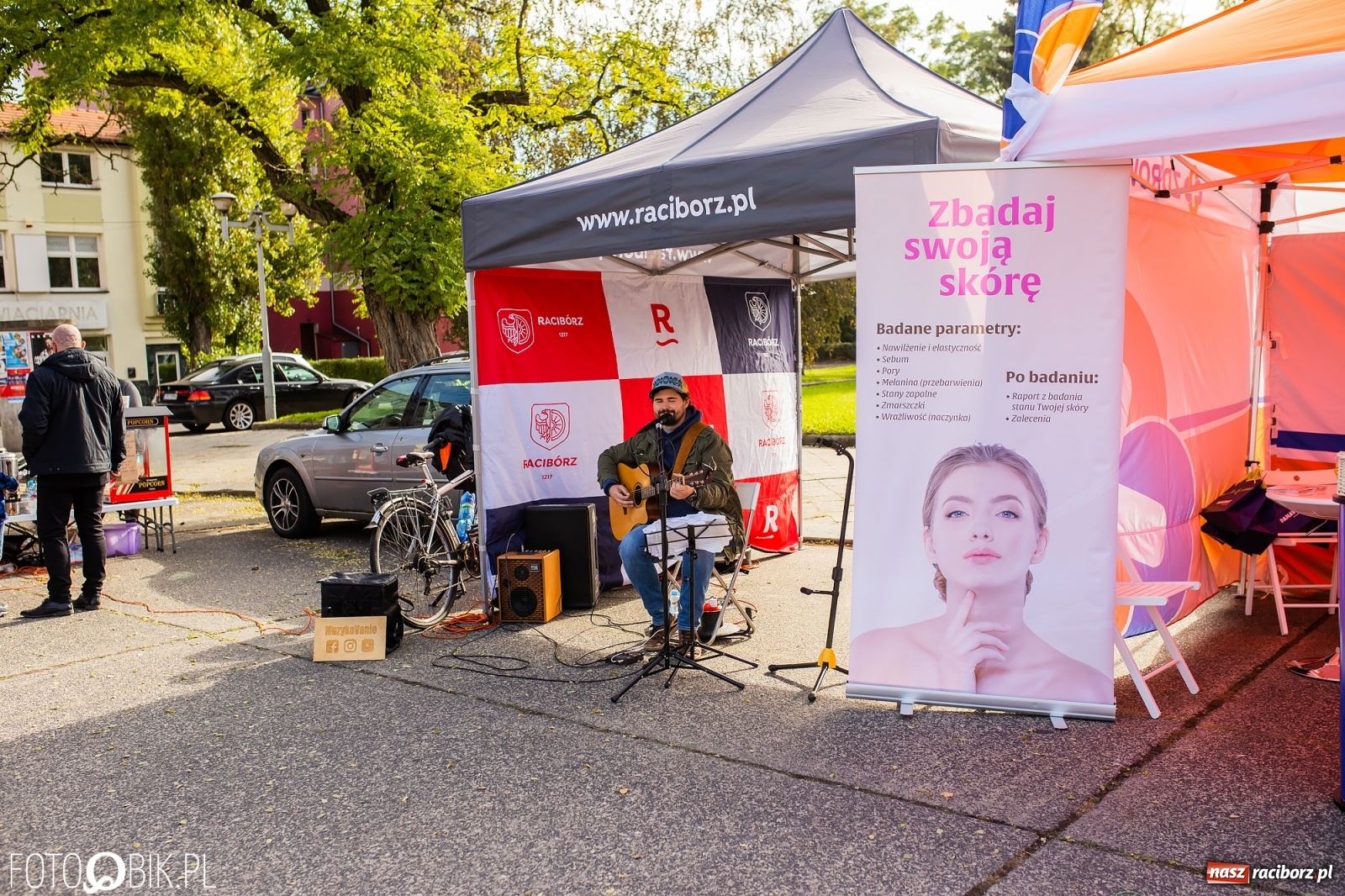 Zdjęcie w galerii na portalu naszraciborz.pl: Tony ubrań a na finał Michał Wiśniewski, czyli szafowanie w Raciborzu wiadomości z regionu