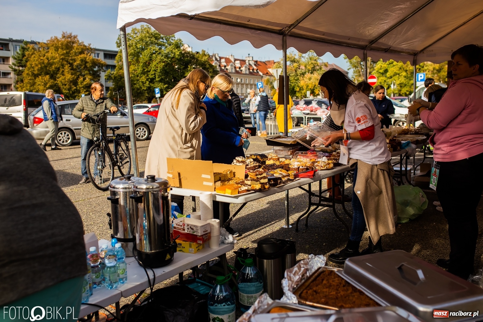 Zdjęcie w galerii na portalu naszraciborz.pl: Tony ubrań a na finał Michał Wiśniewski, czyli szafowanie w Raciborzu wiadomości z regionu
