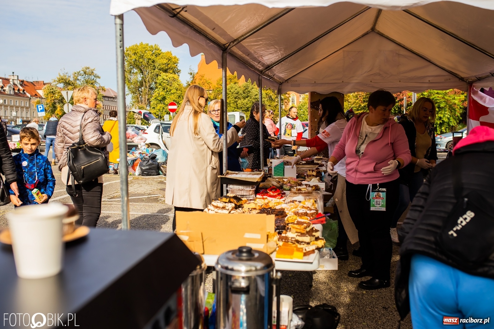 Zdjęcie w galerii na portalu naszraciborz.pl: Tony ubrań a na finał Michał Wiśniewski, czyli szafowanie w Raciborzu wiadomości z regionu