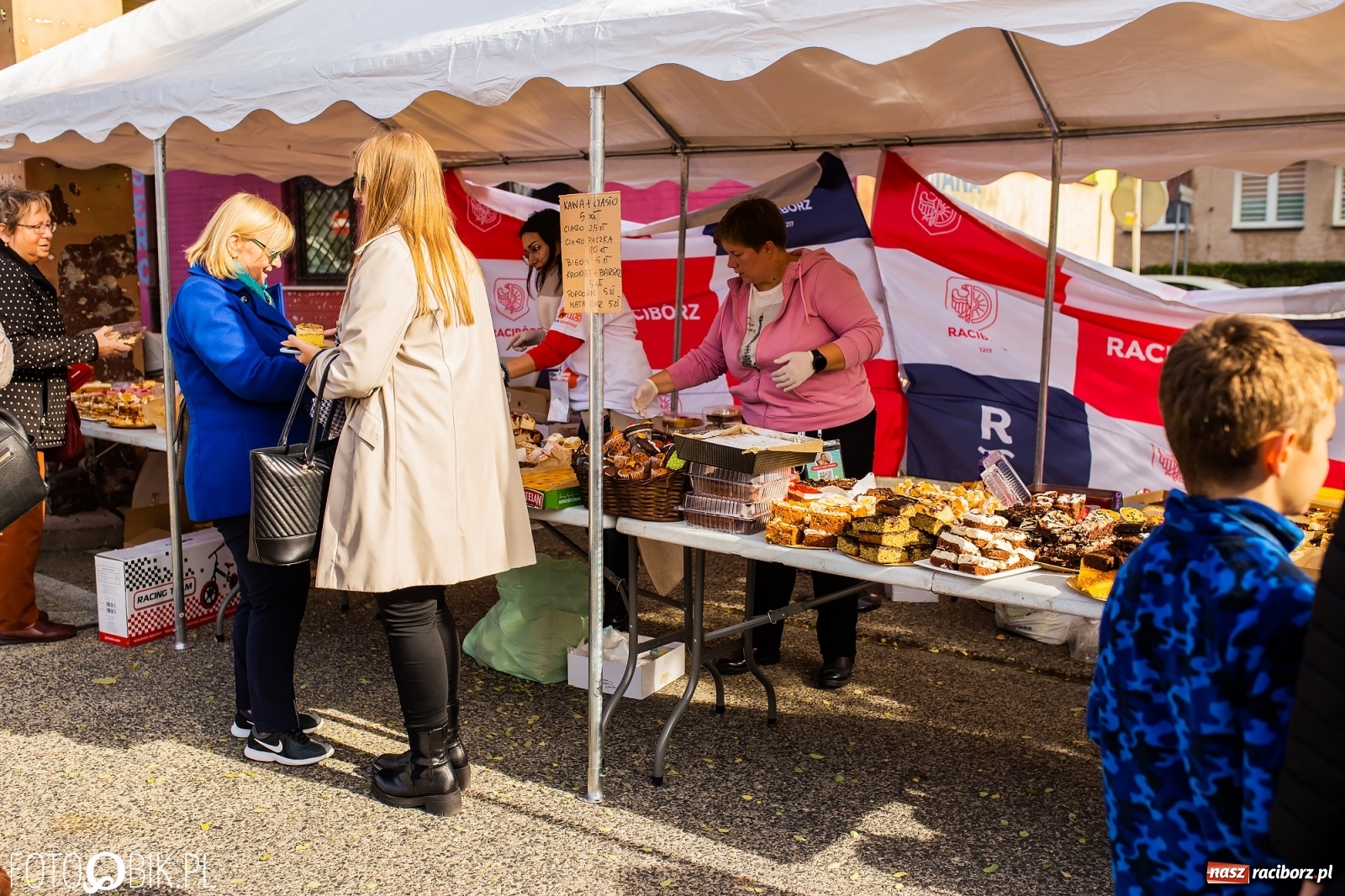 Zdjęcie w galerii na portalu naszraciborz.pl: Tony ubrań a na finał Michał Wiśniewski, czyli szafowanie w Raciborzu wiadomości z regionu