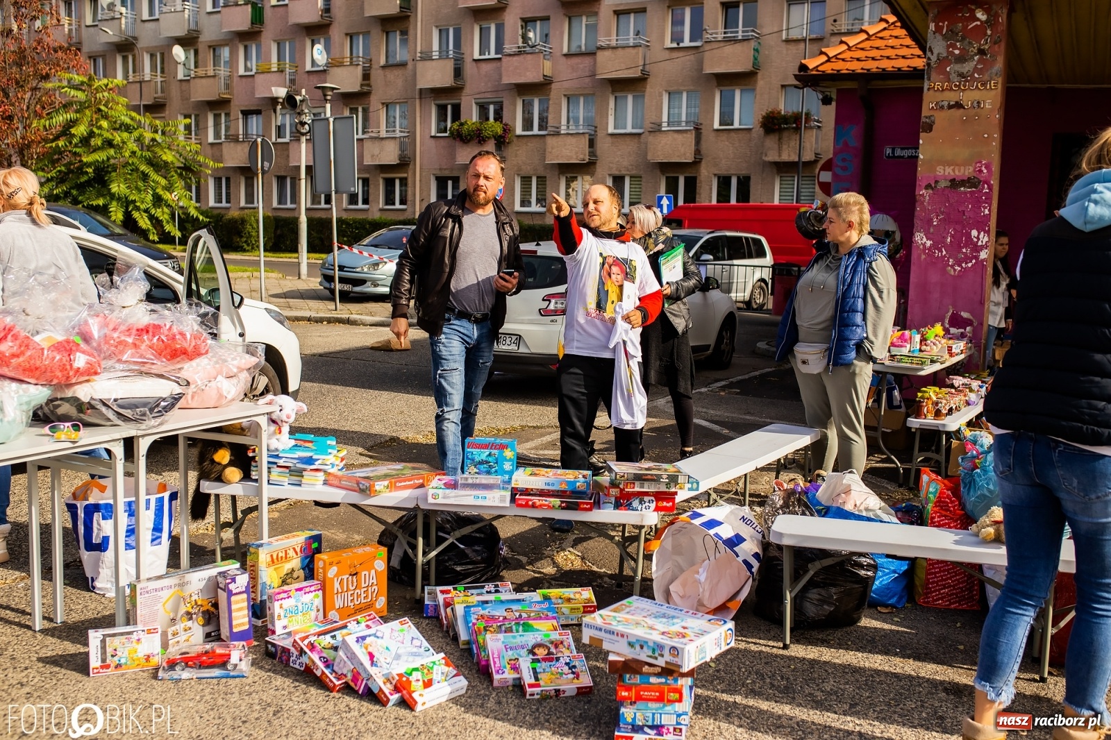 Zdjęcie w galerii na portalu naszraciborz.pl: Tony ubrań a na finał Michał Wiśniewski, czyli szafowanie w Raciborzu wiadomości z regionu