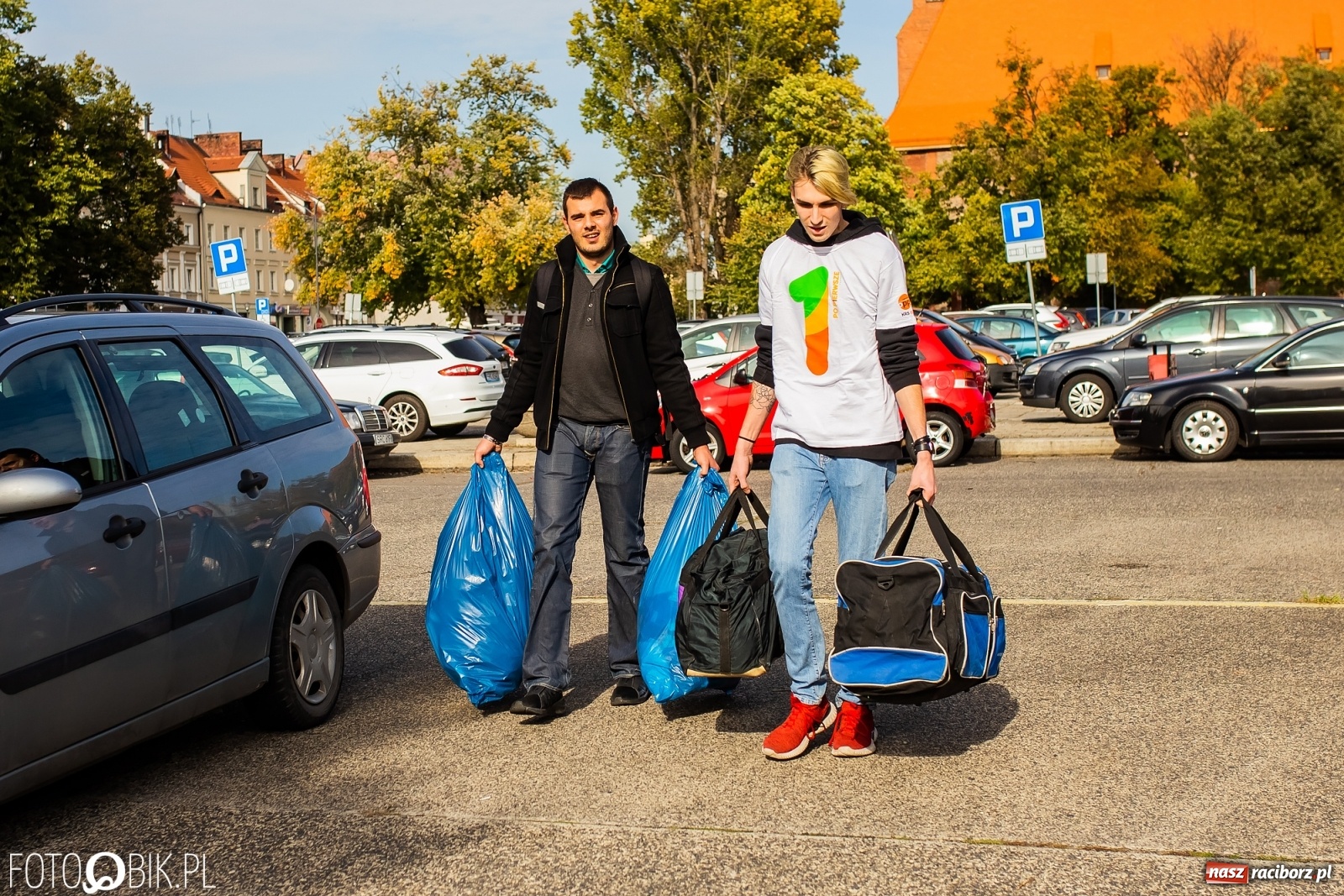 Zdjęcie w galerii na portalu naszraciborz.pl: Tony ubrań a na finał Michał Wiśniewski, czyli szafowanie w Raciborzu wiadomości z regionu