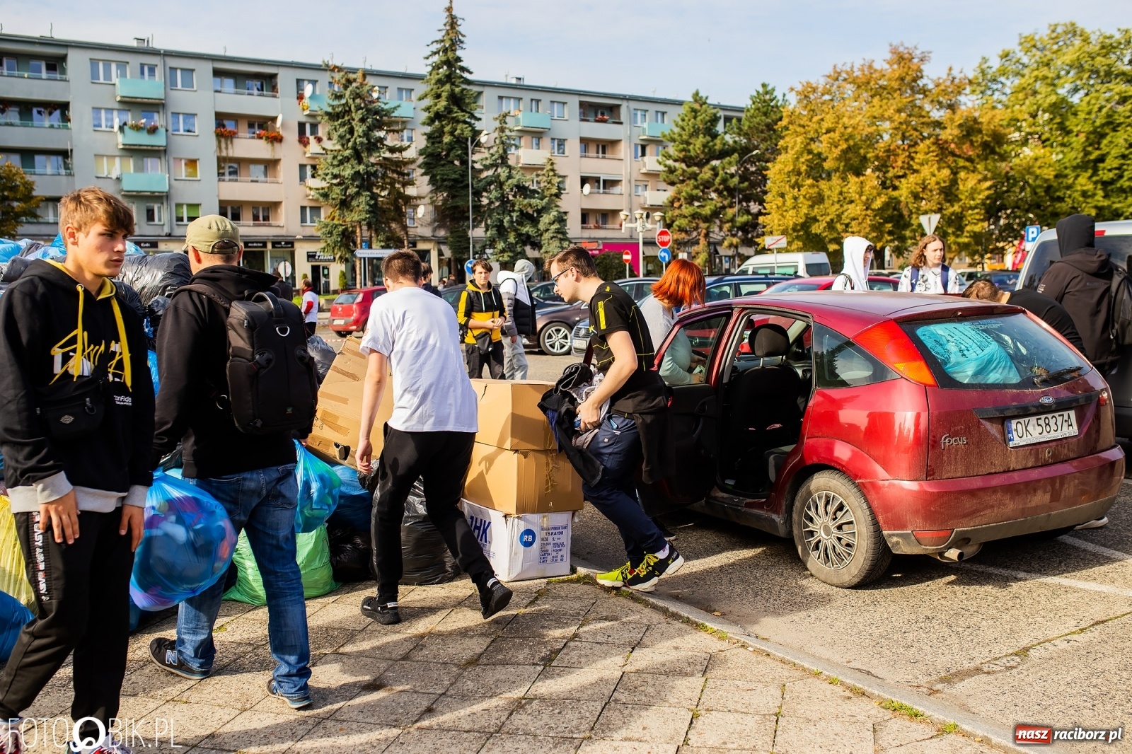 Zdjęcie w galerii na portalu naszraciborz.pl: Tony ubrań a na finał Michał Wiśniewski, czyli szafowanie w Raciborzu wiadomości z regionu