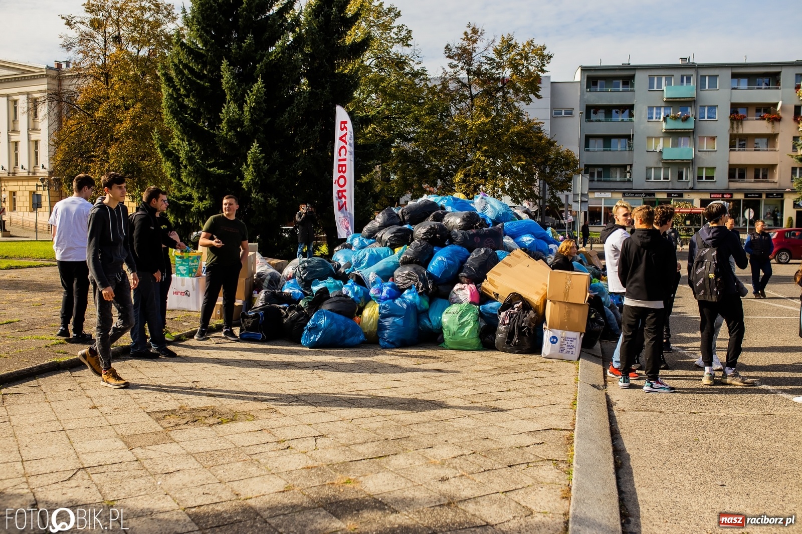 Zdjęcie w galerii na portalu naszraciborz.pl: Tony ubrań a na finał Michał Wiśniewski, czyli szafowanie w Raciborzu wiadomości z regionu