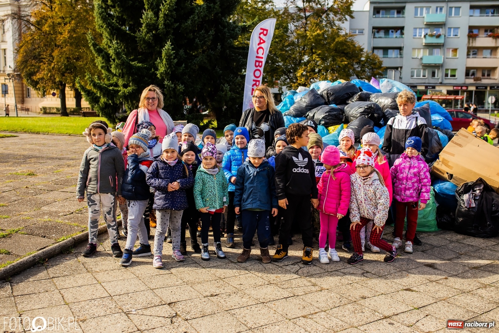 Zdjęcie w galerii na portalu naszraciborz.pl: Tony ubrań a na finał Michał Wiśniewski, czyli szafowanie w Raciborzu wiadomości z regionu