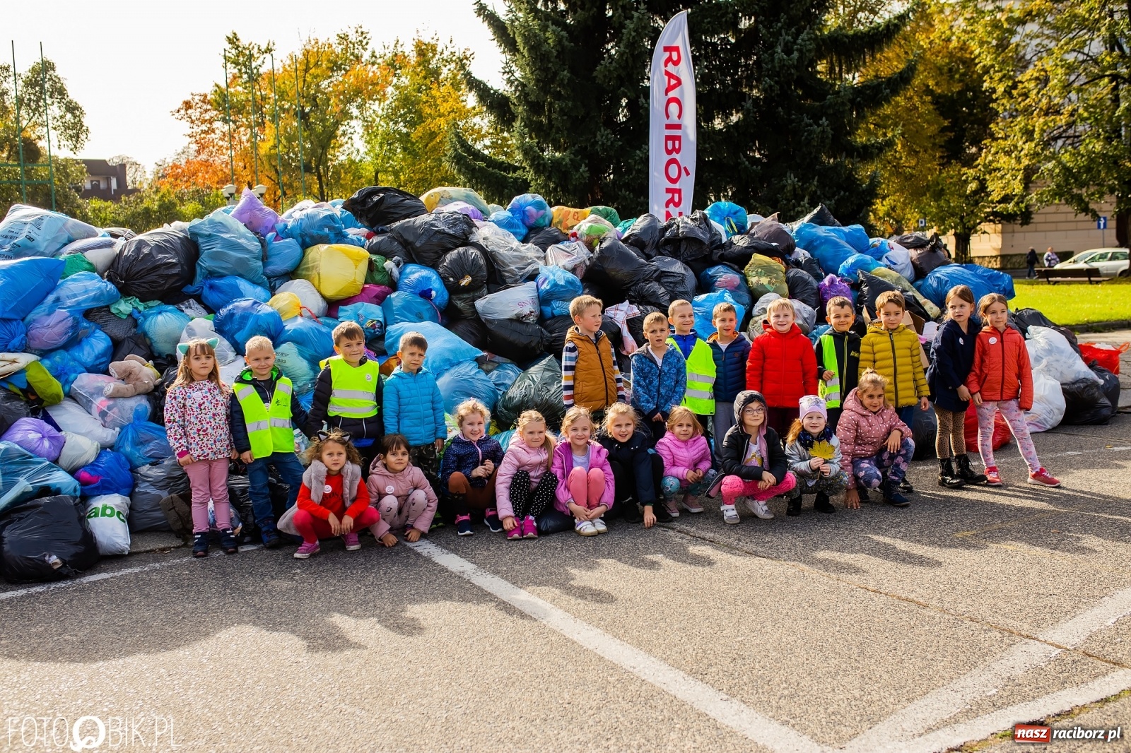 Zdjęcie w galerii na portalu naszraciborz.pl: Tony ubrań a na finał Michał Wiśniewski, czyli szafowanie w Raciborzu wiadomości z regionu