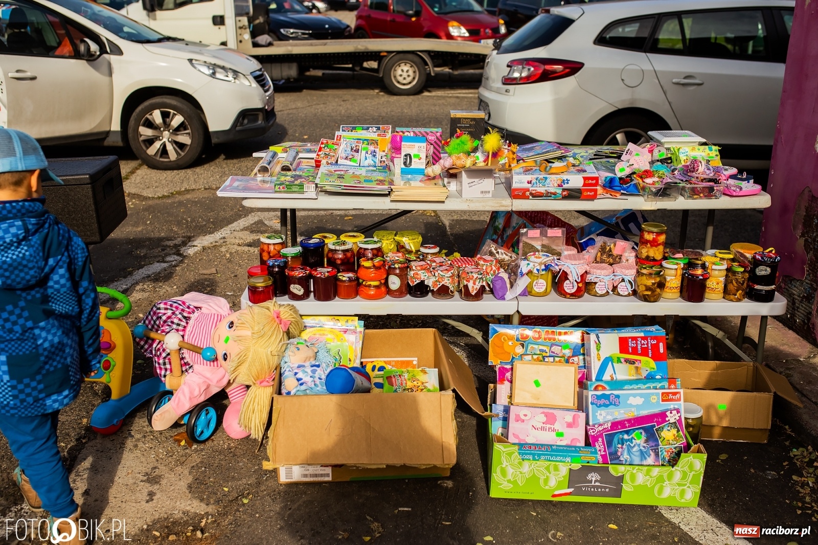 Zdjęcie w galerii na portalu naszraciborz.pl: Tony ubrań a na finał Michał Wiśniewski, czyli szafowanie w Raciborzu wiadomości z regionu