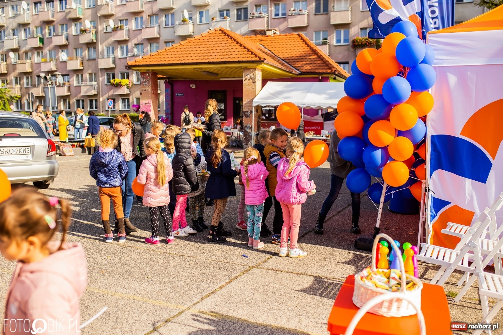 Zdjęcie w galerii na portalu naszraciborz.pl: Tony ubrań a na finał Michał Wiśniewski, czyli szafowanie w Raciborzu wiadomości z regionu
