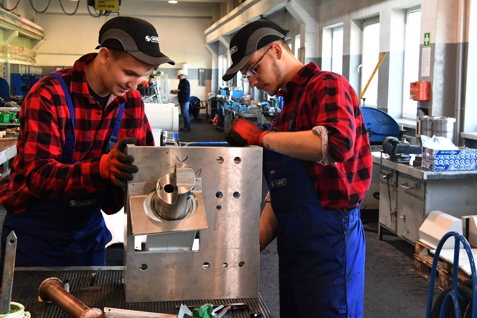 Zdjęcie w galerii na portalu naszraciborz.pl: Uczniowie Mechanika zdobywają praktyczne umiejętności w Rafamecie wiadomości z regionu