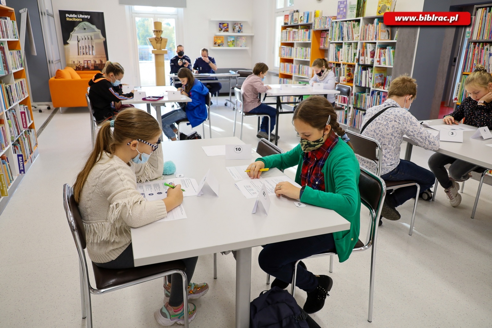 Zdjęcie w galerii na portalu naszraciborz.pl: W bibliotece odbył się Konkurs Wiedzy o Ruchu Drogowym wiadomości z regionu